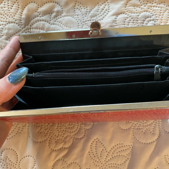 Red faux crocodile leather clutch - Picture 6 of 13